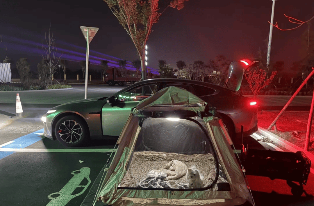 期间年轻人旅行掀起“帐篷过夜”热潮pg模拟器试玩不住酒店住帐篷！国庆(图2)